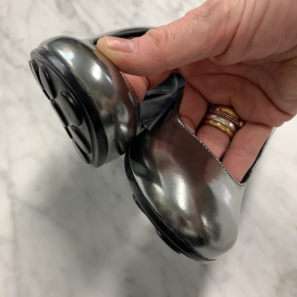 🌟 Tod's Metallic Silver Leather Black Studded Heel Pumps Size 36.5 NEW - Picture 4 of 8